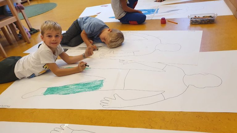 Kinder malen sich selbst