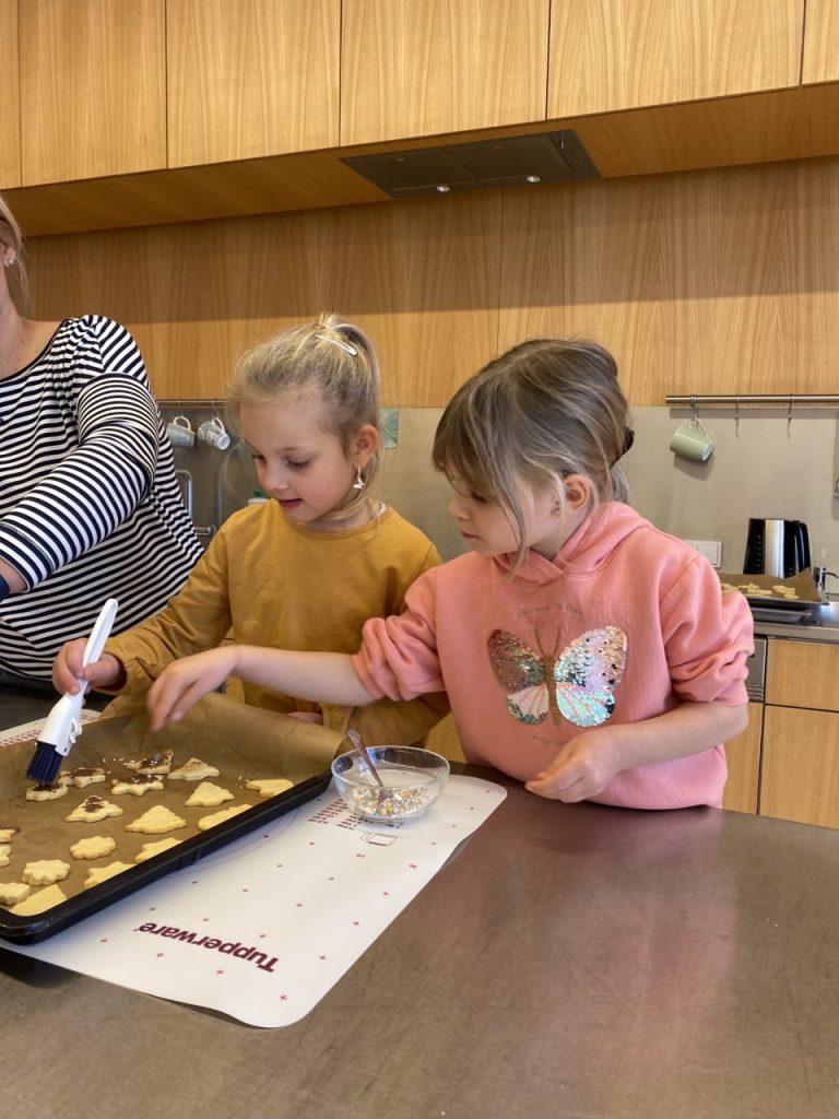 Kinder backen kekse