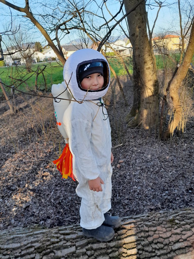 Kind im Astronautenkostüm