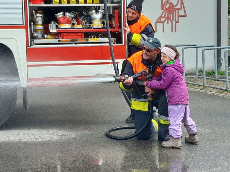 Kinder durften mit Feuerwehrschlauch spritzen